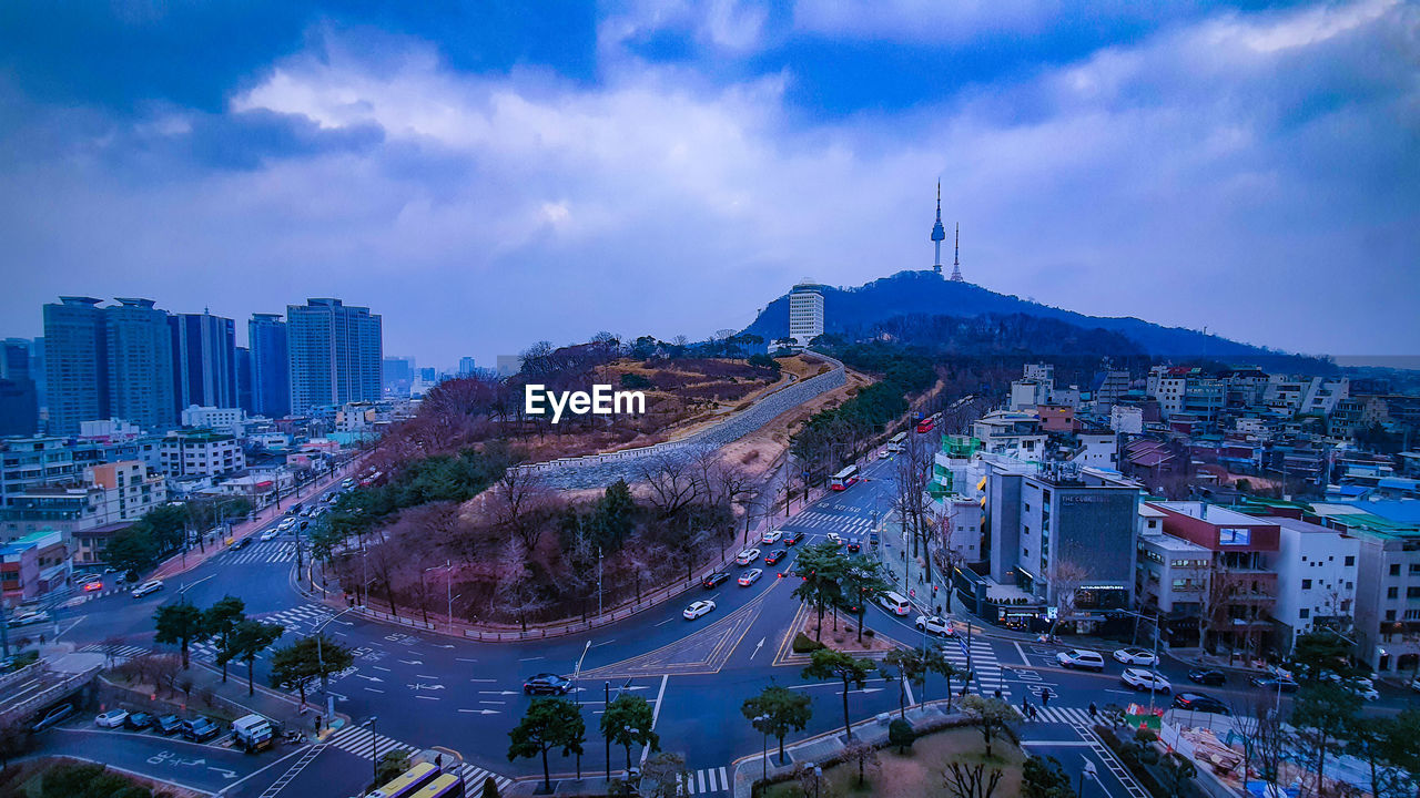 HIGH ANGLE VIEW OF BUILDINGS AGAINST SKY IN CITY