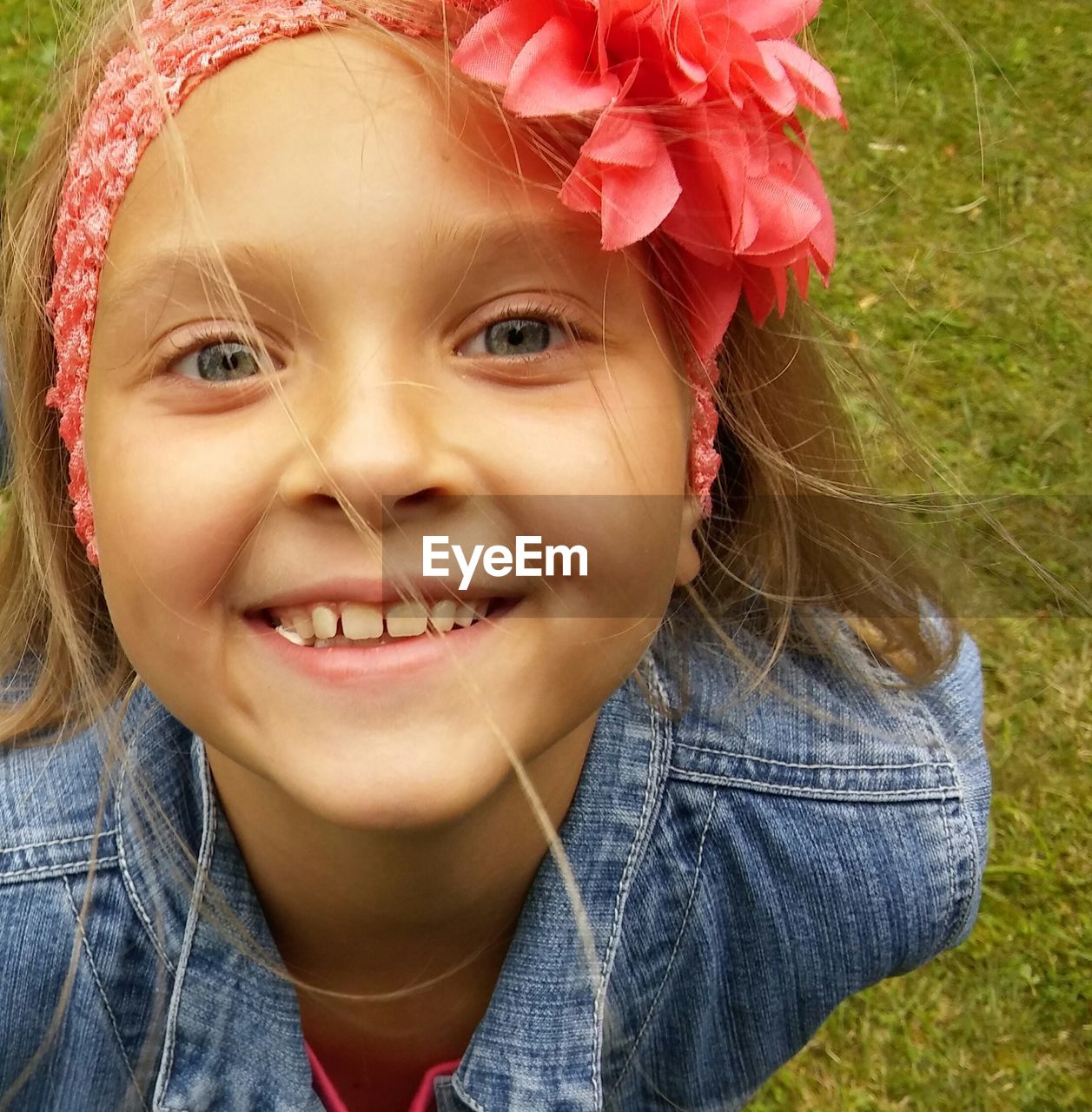 Close-up portrait of smiling girl outdoors