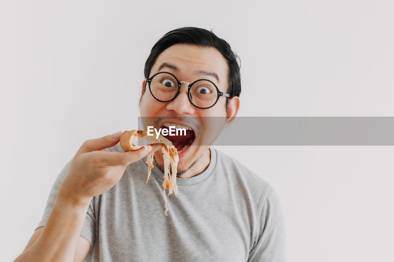 PORTRAIT OF A MAN EATING FOOD