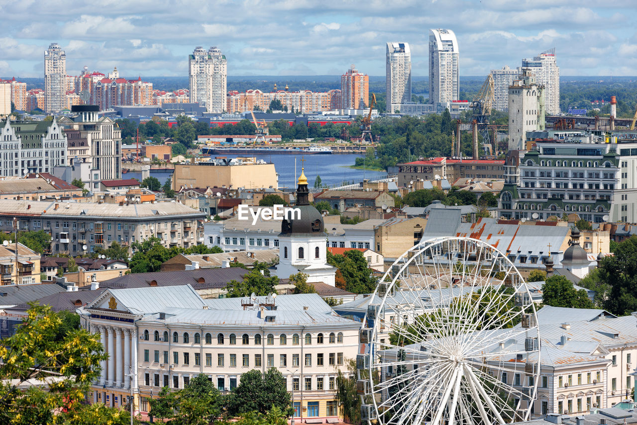 Ferris wheel in the historical district of podila on kontraktova square in kyiv.