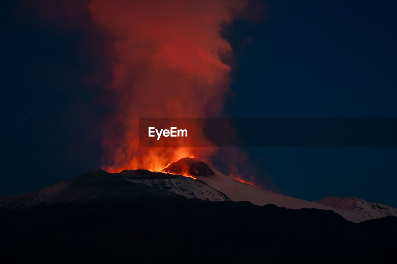 SCENIC VIEW OF VOLCANIC MOUNTAIN AGAINST SKY