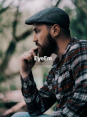 Side view of bearded young man looking away ID 125109989