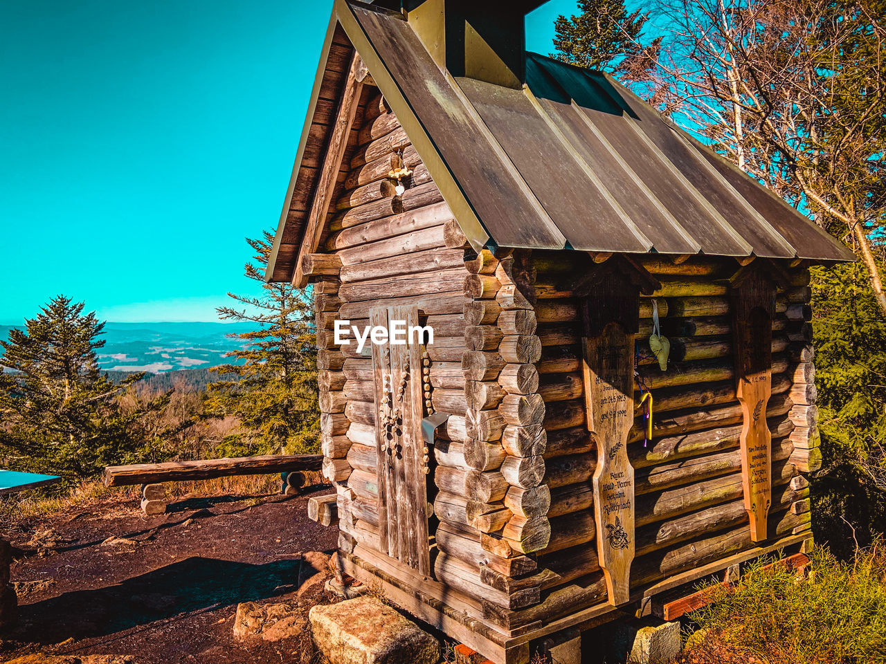 LOW ANGLE VIEW OF WOODEN HOUSE AGAINST SKY