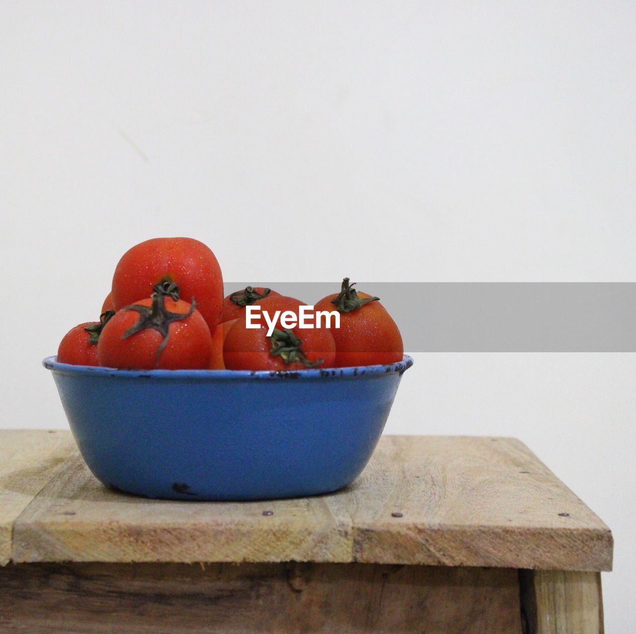 FRESH FRUITS IN BOWL ON TABLE