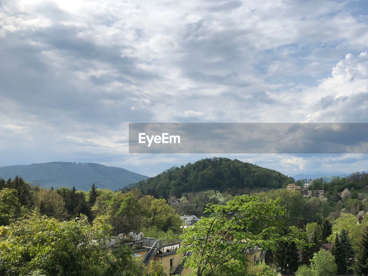 SCENIC VIEW OF GREEN LANDSCAPE AGAINST SKY