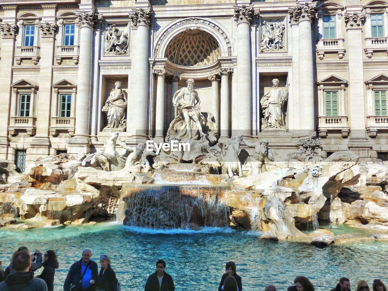 People by trevi fountain