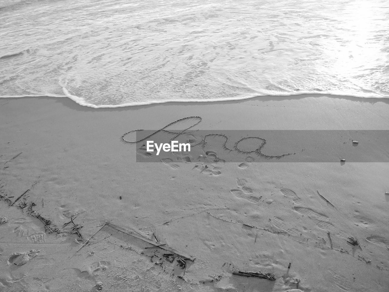 HIGH ANGLE VIEW OF HEART SHAPE ON BEACH