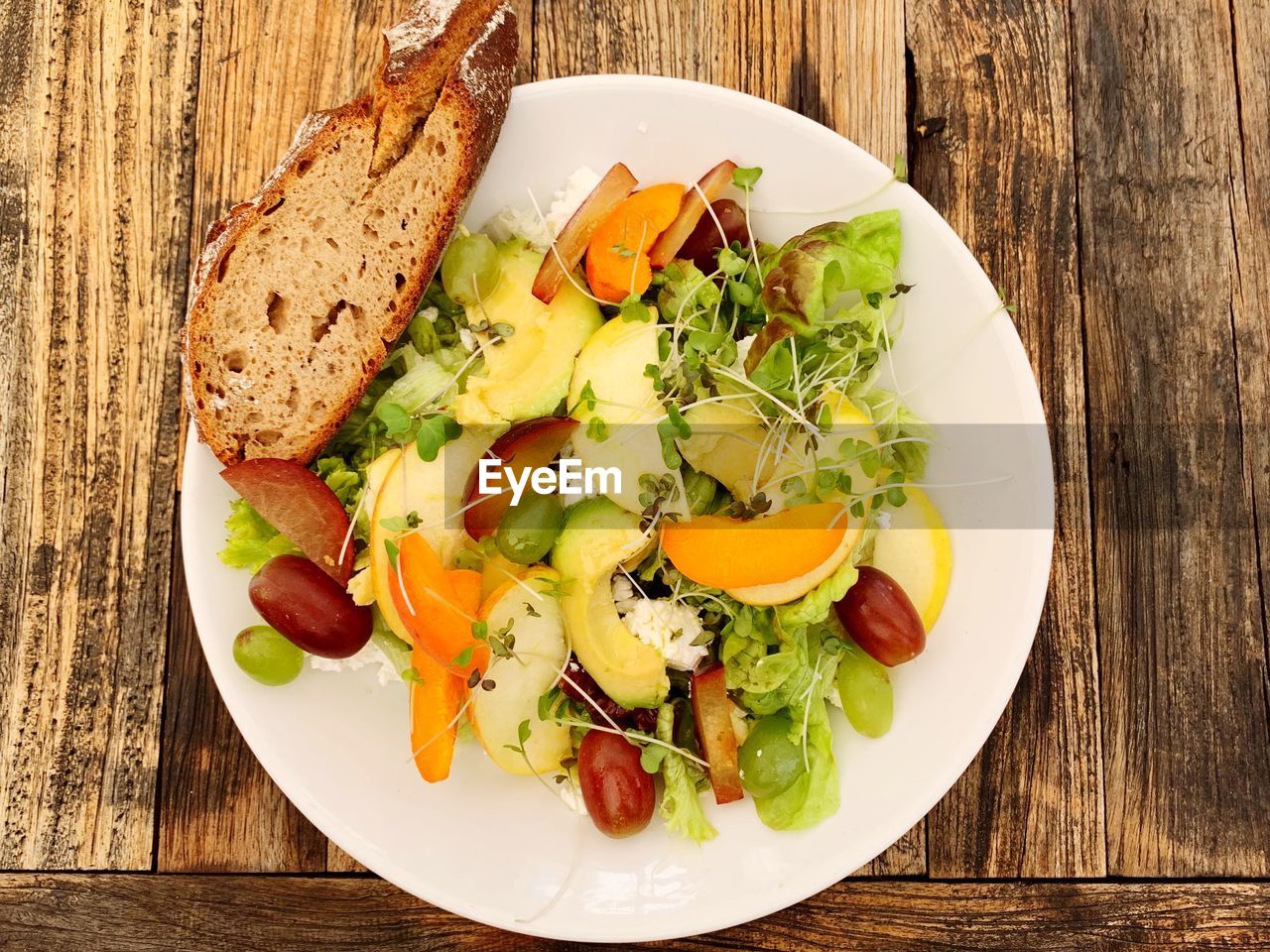 DIRECTLY ABOVE SHOT OF CHOPPED VEGETABLES IN PLATE