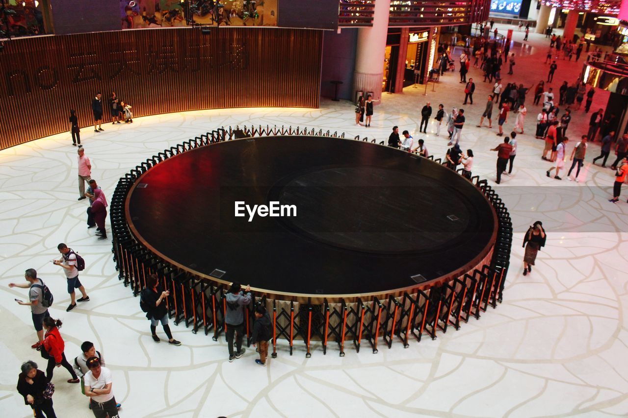 HIGH ANGLE VIEW OF PEOPLE PLAYING PIANO AT STAGE