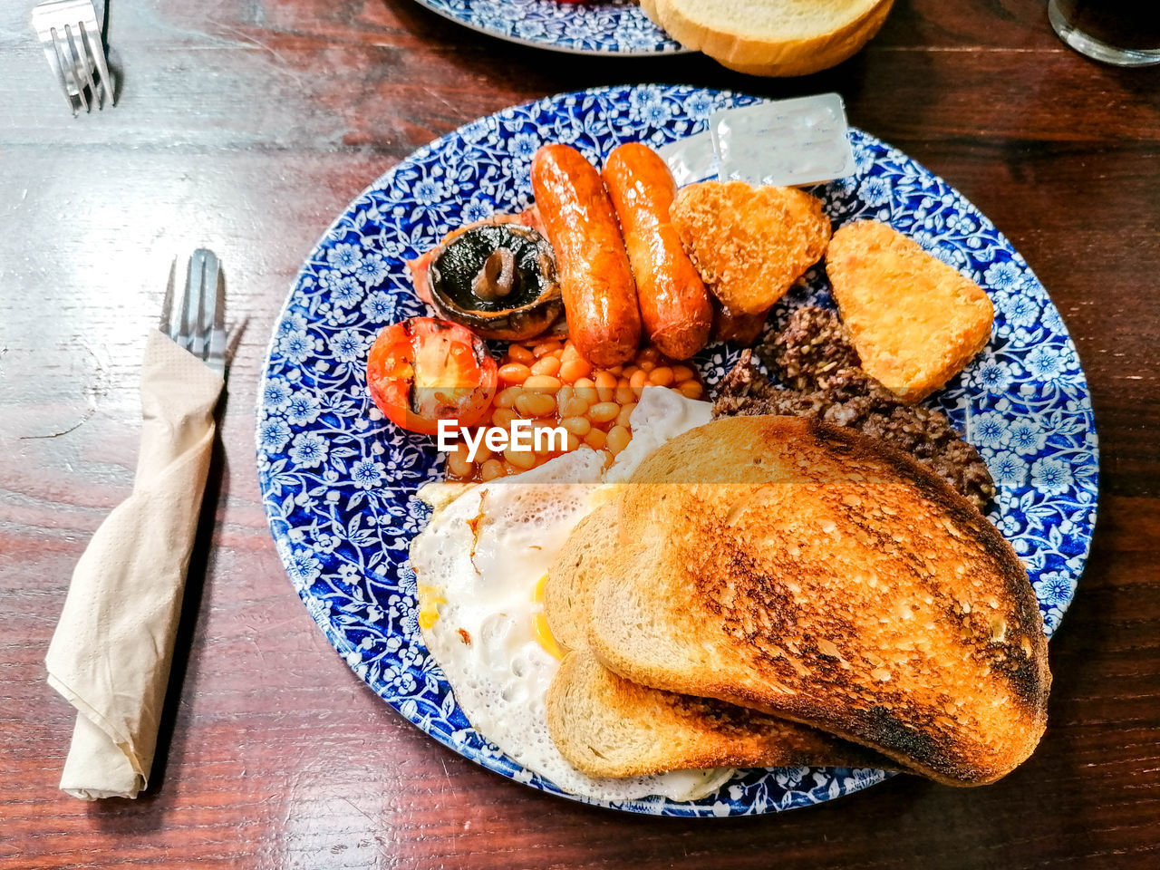 HIGH ANGLE VIEW OF BREAKFAST IN PLATE