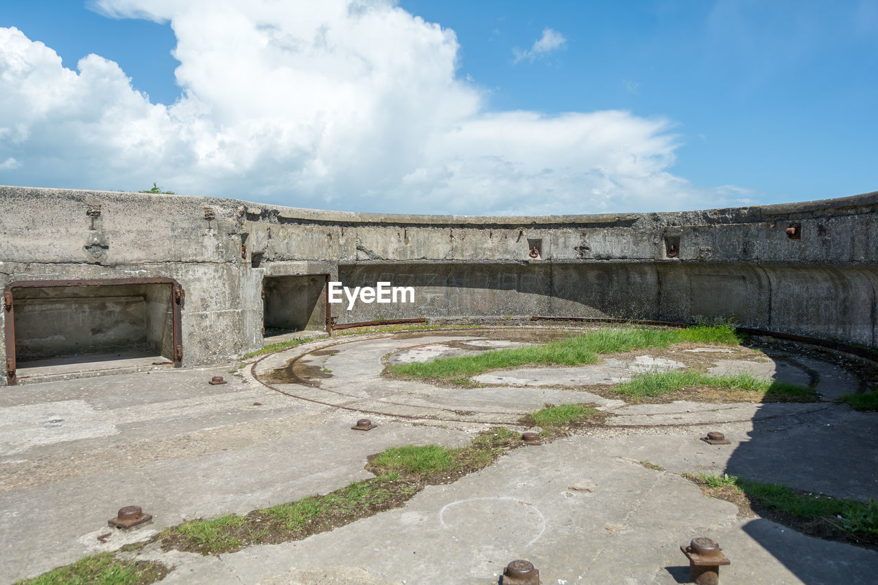 RUINS OF HISTORIC BUILDING AGAINST SKY