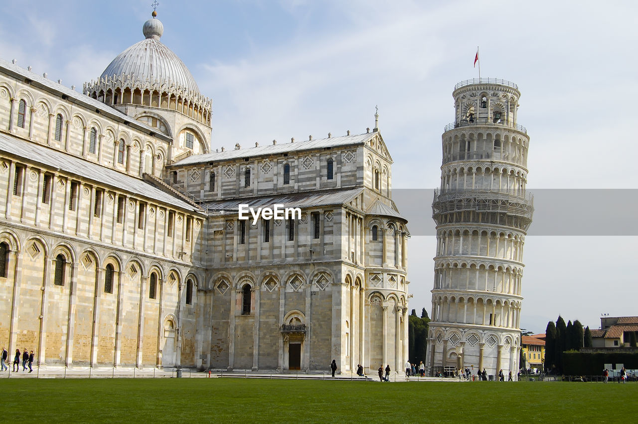 Leaning tower of pisa against cloudy sky
