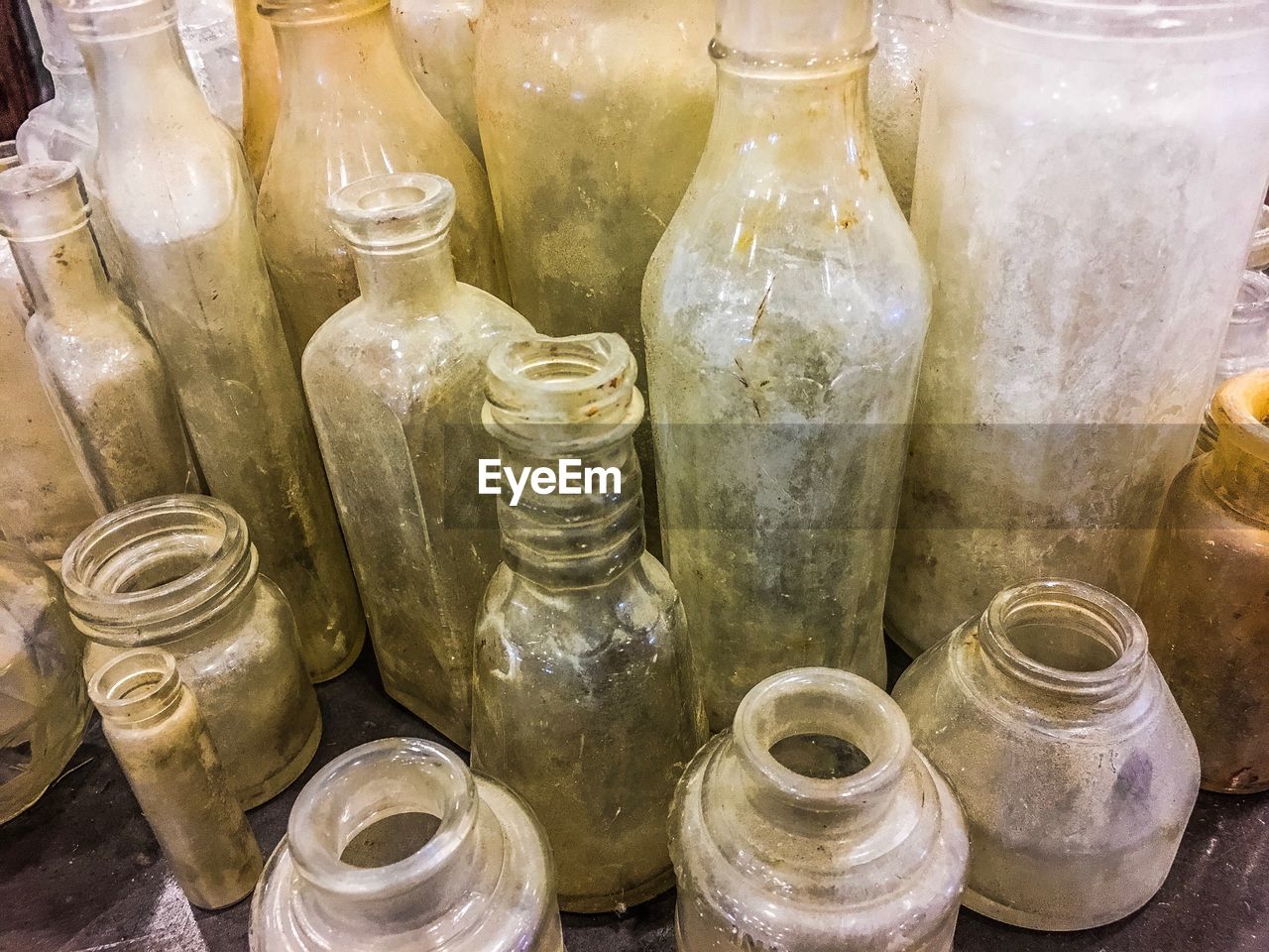 HIGH ANGLE VIEW OF BOTTLES IN TRAY