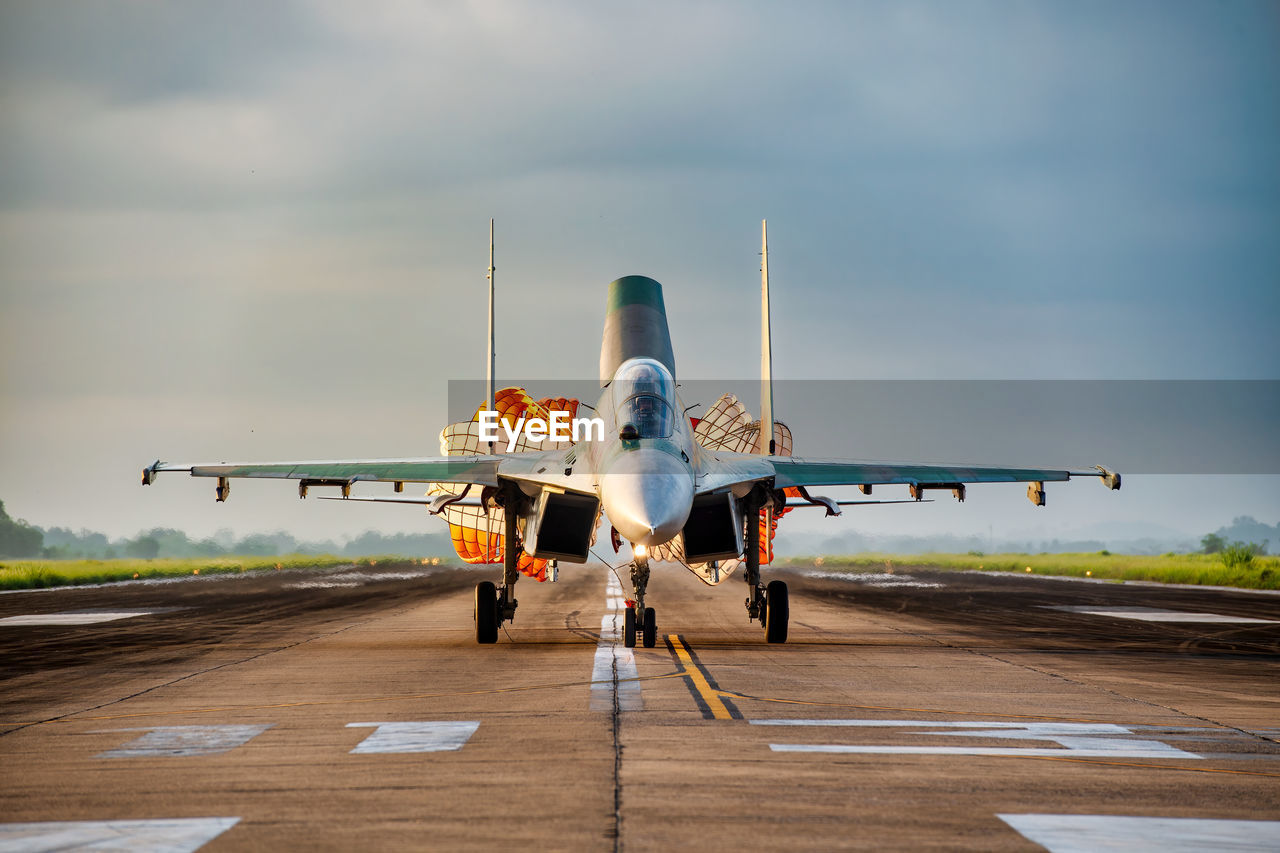 Sukhoi su30 mk2 landing n use air brake shield to say hello to photographer stood at end of runway