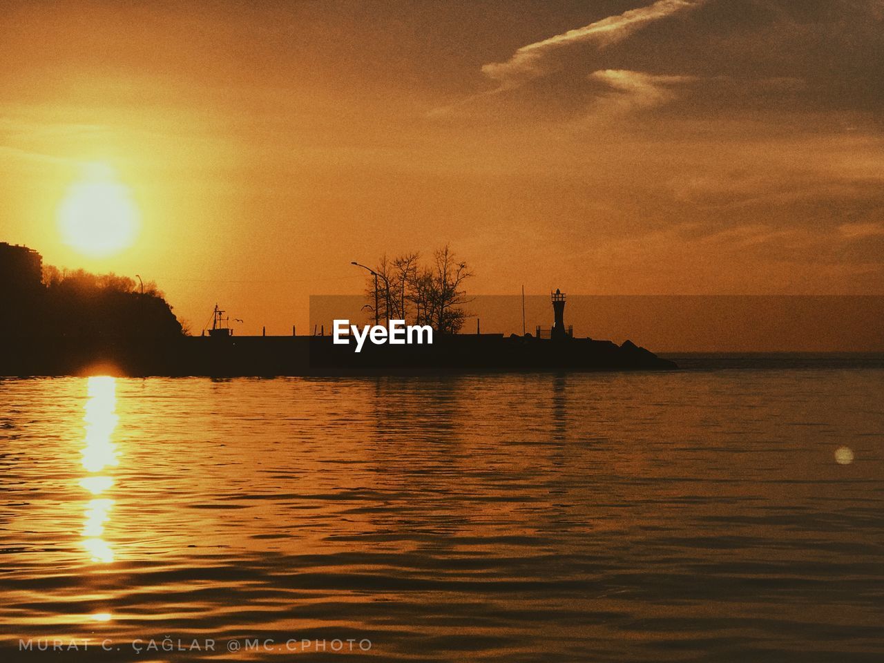 SCENIC VIEW OF SEA AGAINST SKY AT SUNSET