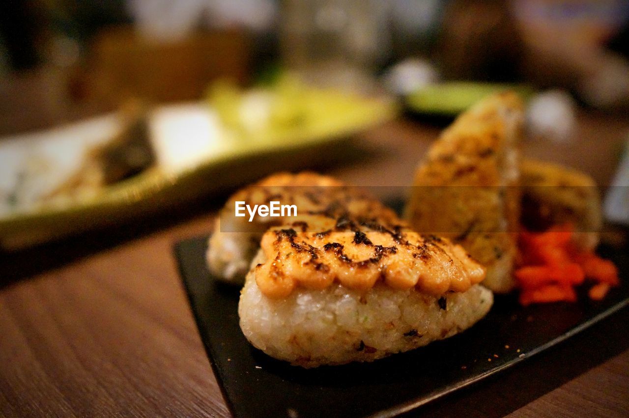 CLOSE-UP OF BURGER ON PLATE