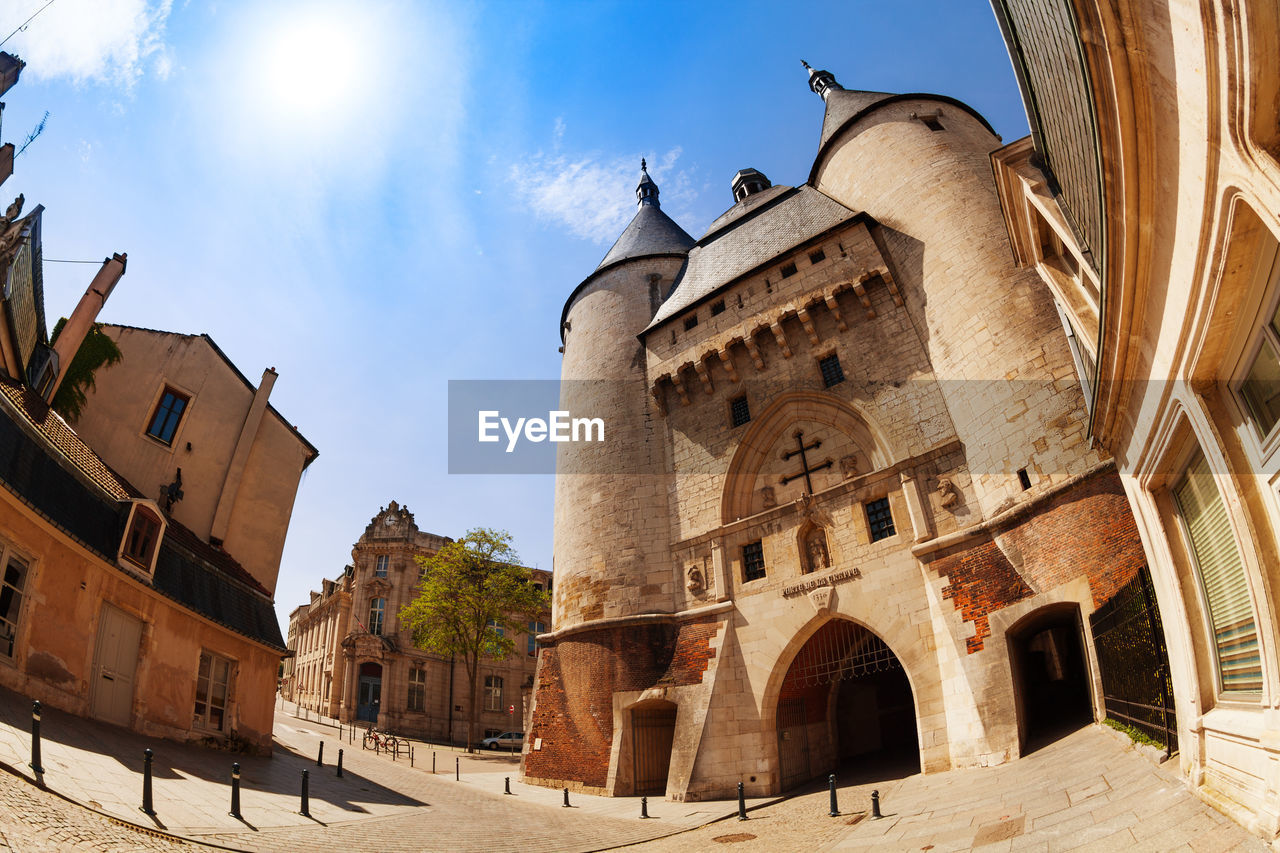 LOW ANGLE VIEW OF BUILDINGS IN CITY