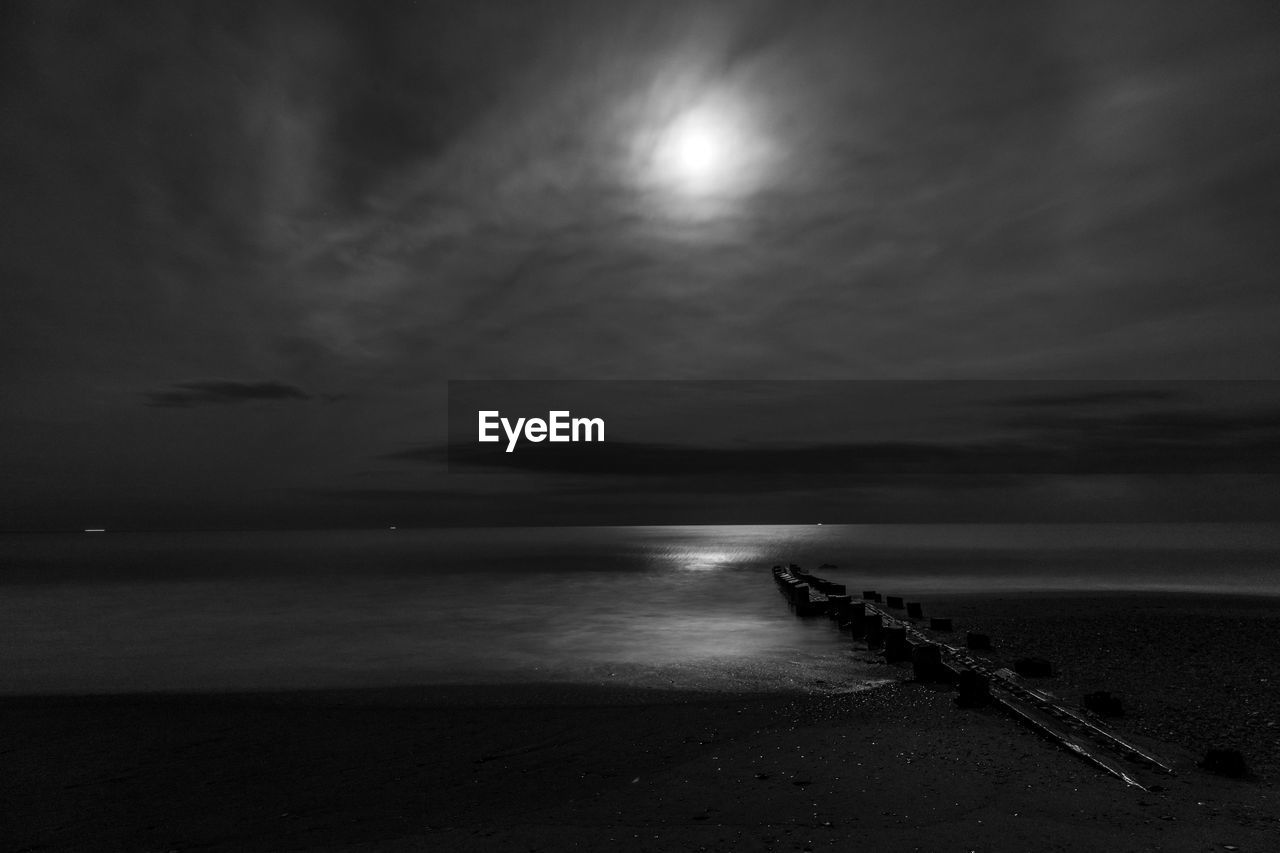 SCENIC VIEW OF SEA AGAINST SKY DURING NIGHT