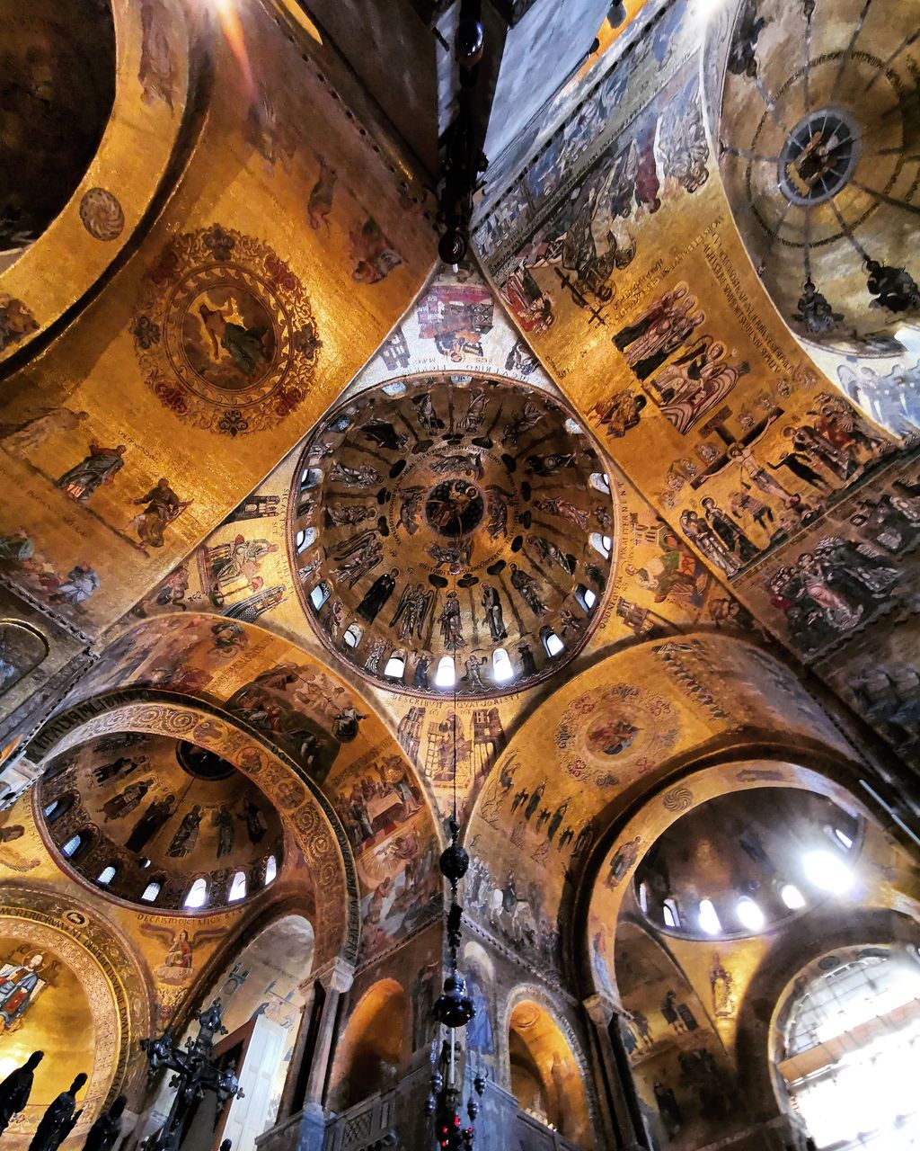 LOW ANGLE VIEW OF CHANDELIER HANGING IN BUILDING