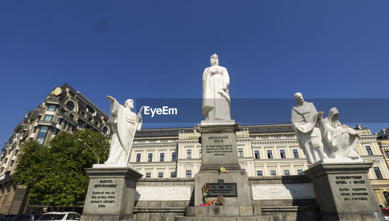 LOW ANGLE VIEW OF STATUE IN CITY