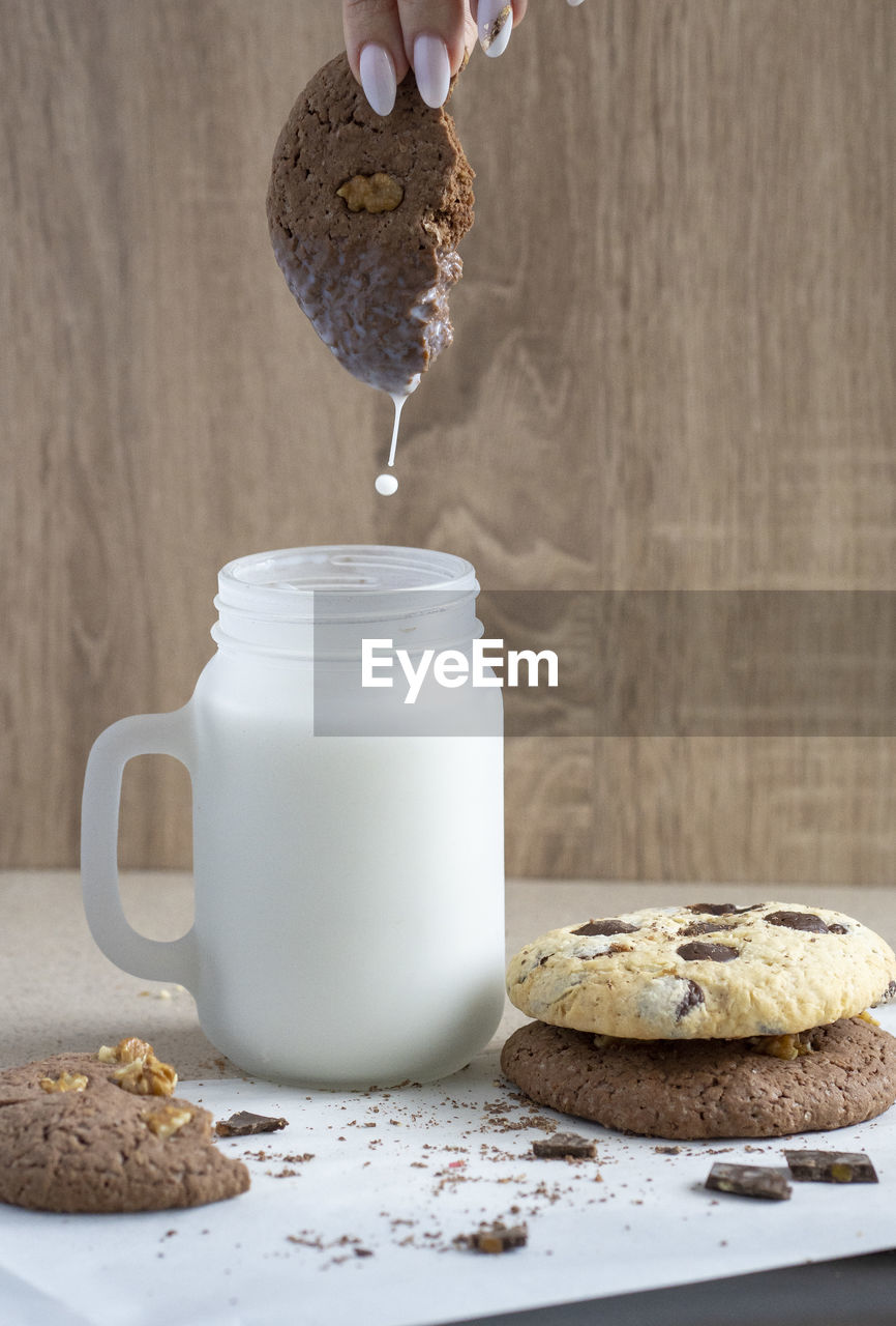 Chocolate cookies and milk