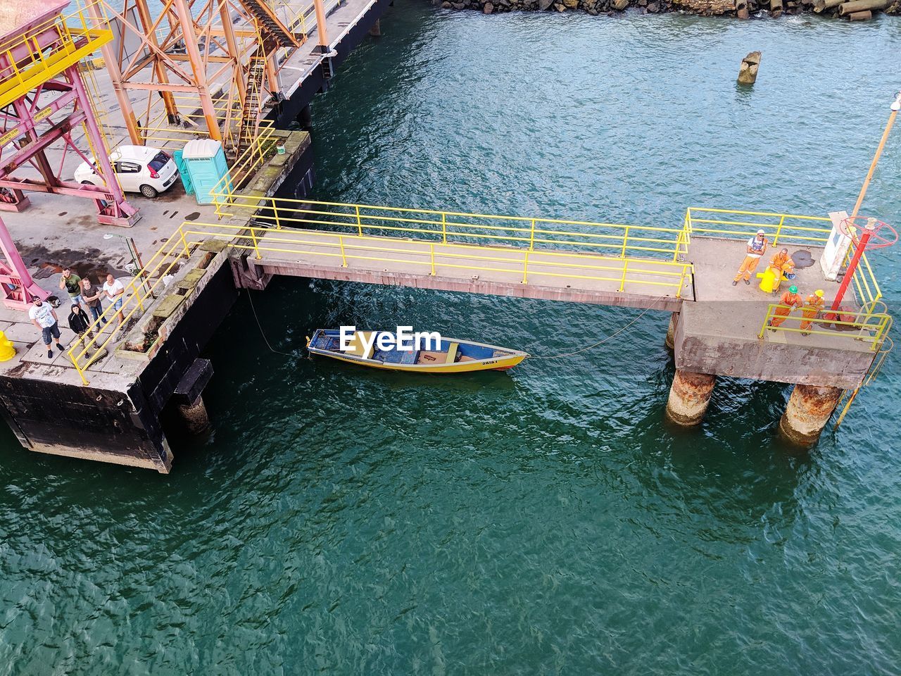 HIGH ANGLE VIEW OF SAILING SHIP IN SEA