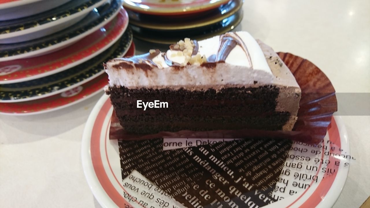 CLOSE-UP OF CAKE ON TABLE