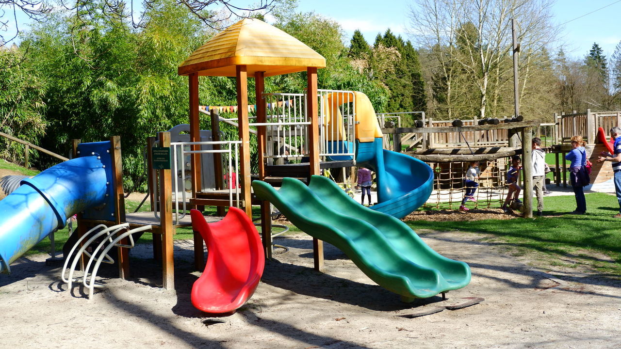 LOUNGE CHAIRS IN PARK