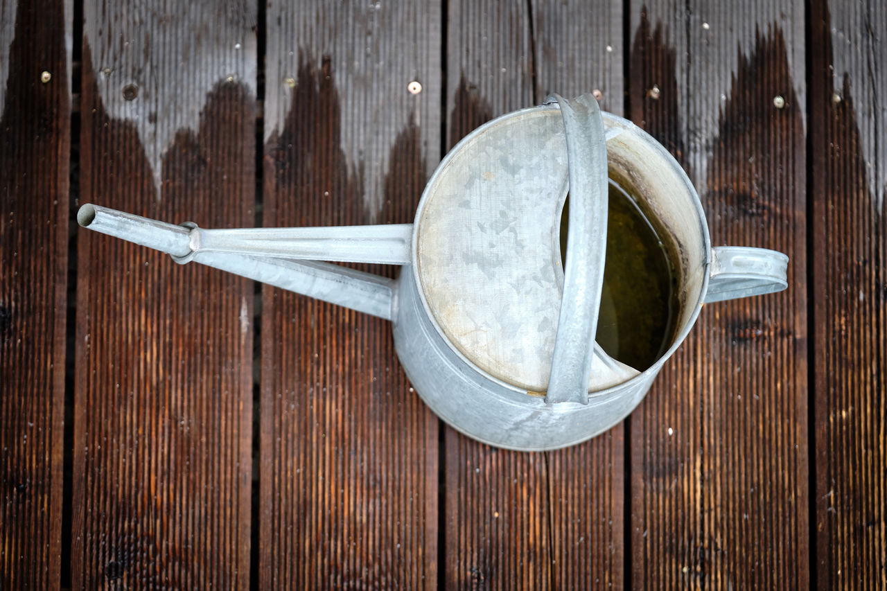 HIGH ANGLE VIEW OF BREAD IN BOWL ON WOODEN TABLE