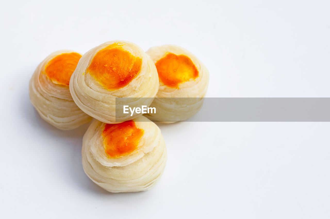 HIGH ANGLE VIEW OF ORANGE SLICES ON TABLE
