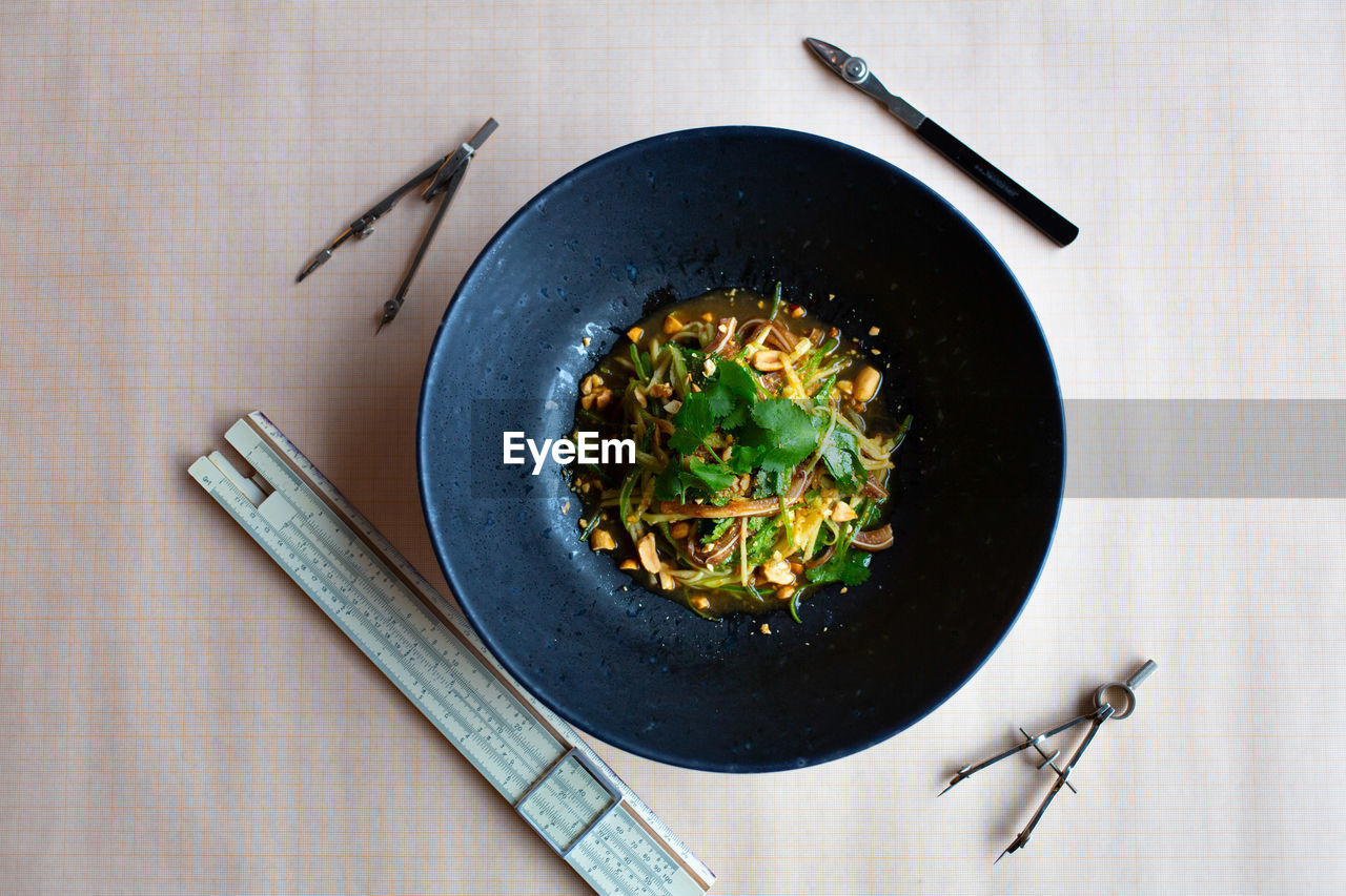 HIGH ANGLE VIEW OF VEGETABLES IN BOWL