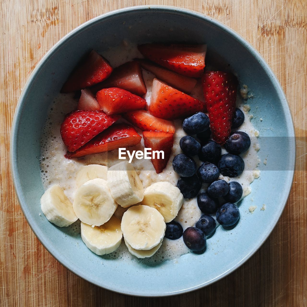 DIRECTLY ABOVE SHOT OF STRAWBERRIES IN BOWL