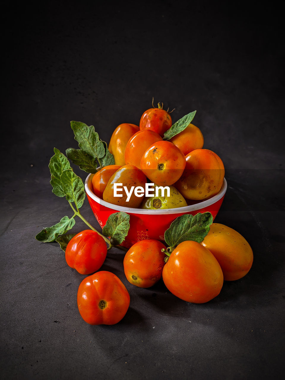 HIGH ANGLE VIEW OF TOMATOES IN CONTAINER ON TABLE