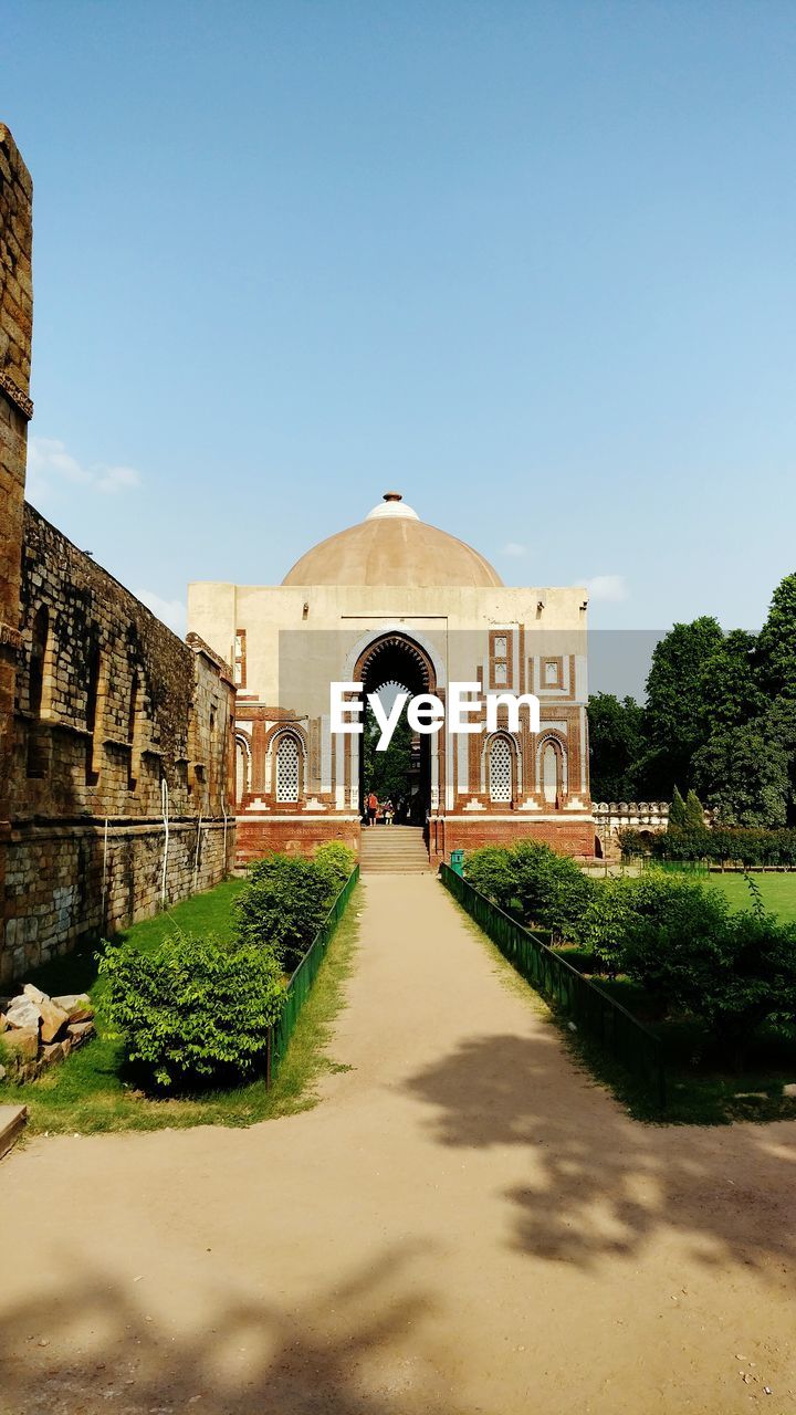 VIEW OF HISTORICAL BUILDING AGAINST SKY