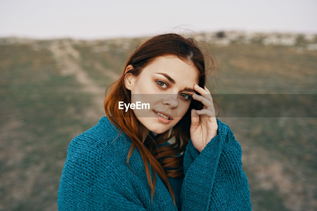 PORTRAIT OF A YOUNG WOMAN USING PHONE