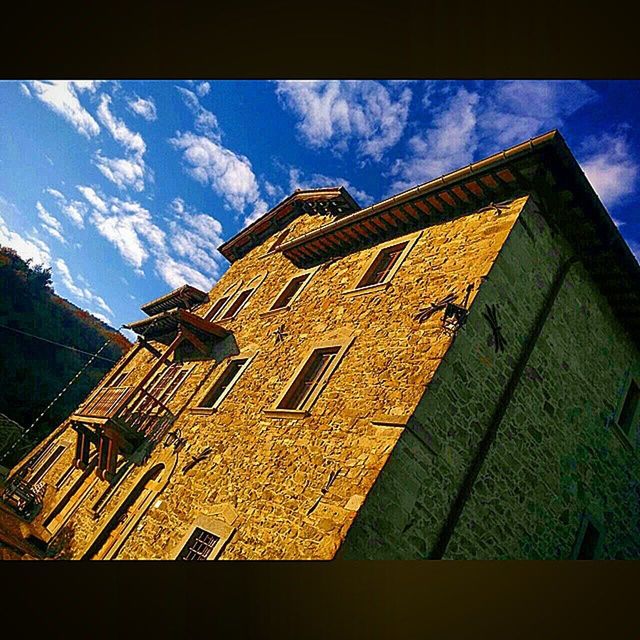 LOW ANGLE VIEW OF BUILDINGS AGAINST THE SKY