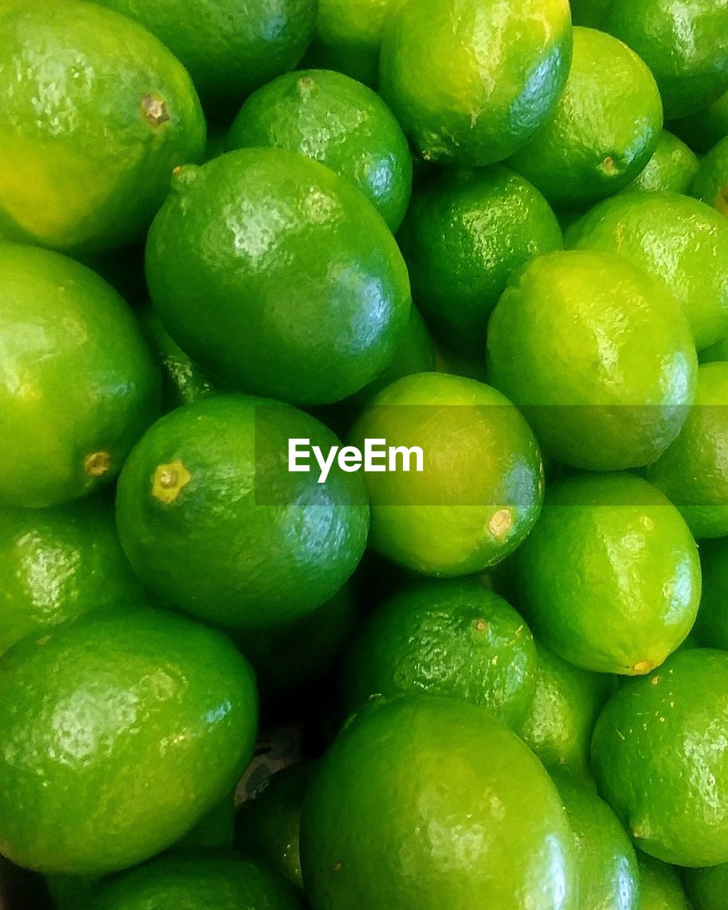 FULL FRAME SHOT OF GREEN FRUITS