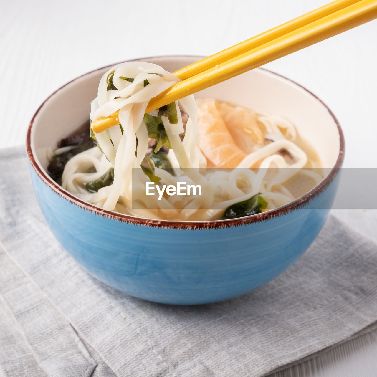 HIGH ANGLE VIEW OF NOODLES IN BOWL