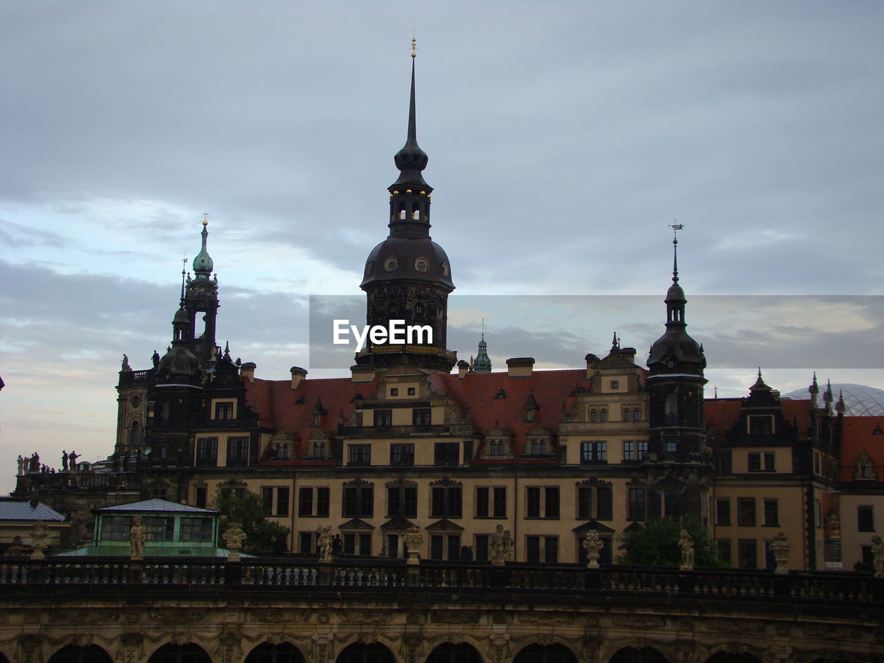 LOW ANGLE VIEW OF HISTORICAL BUILDING AGAINST SKY