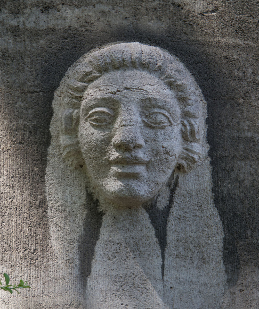 CLOSE-UP OF STATUE IN THE WALL