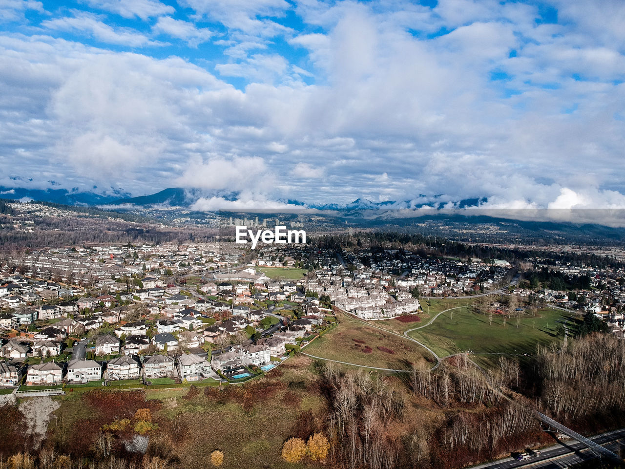 HIGH ANGLE VIEW OF TOWNSCAPE AGAINST SKY IN CITY