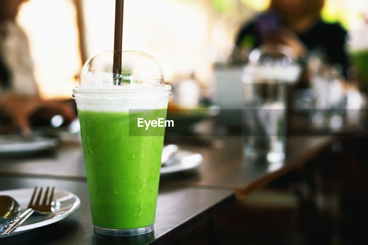CLOSE-UP OF DRINK IN GLASS
