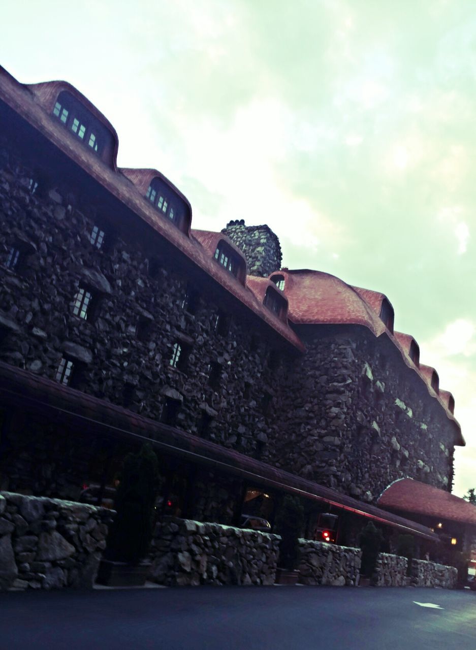 LOW ANGLE VIEW OF BUILDINGS AGAINST SKY