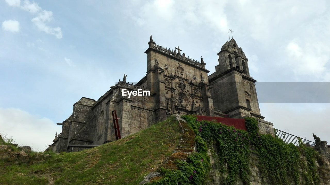 LOW ANGLE VIEW OF CASTLE AGAINST SKY