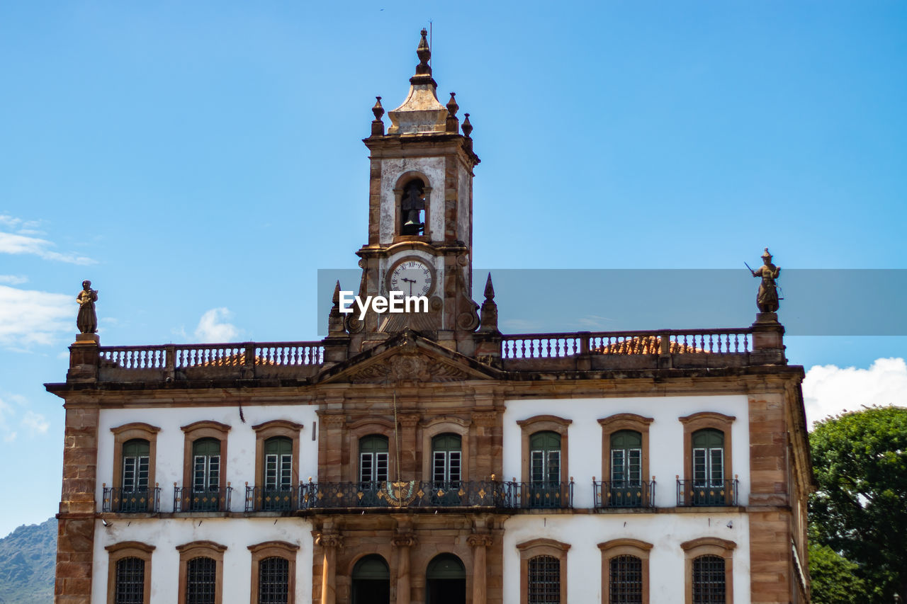 LOW ANGLE VIEW OF HISTORICAL BUILDING AGAINST SKY