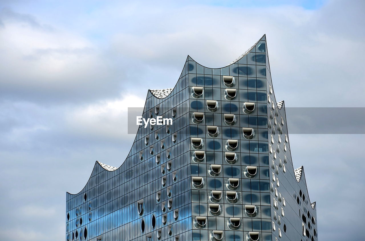 LOW ANGLE VIEW OF MODERN BUILDINGS AGAINST SKY