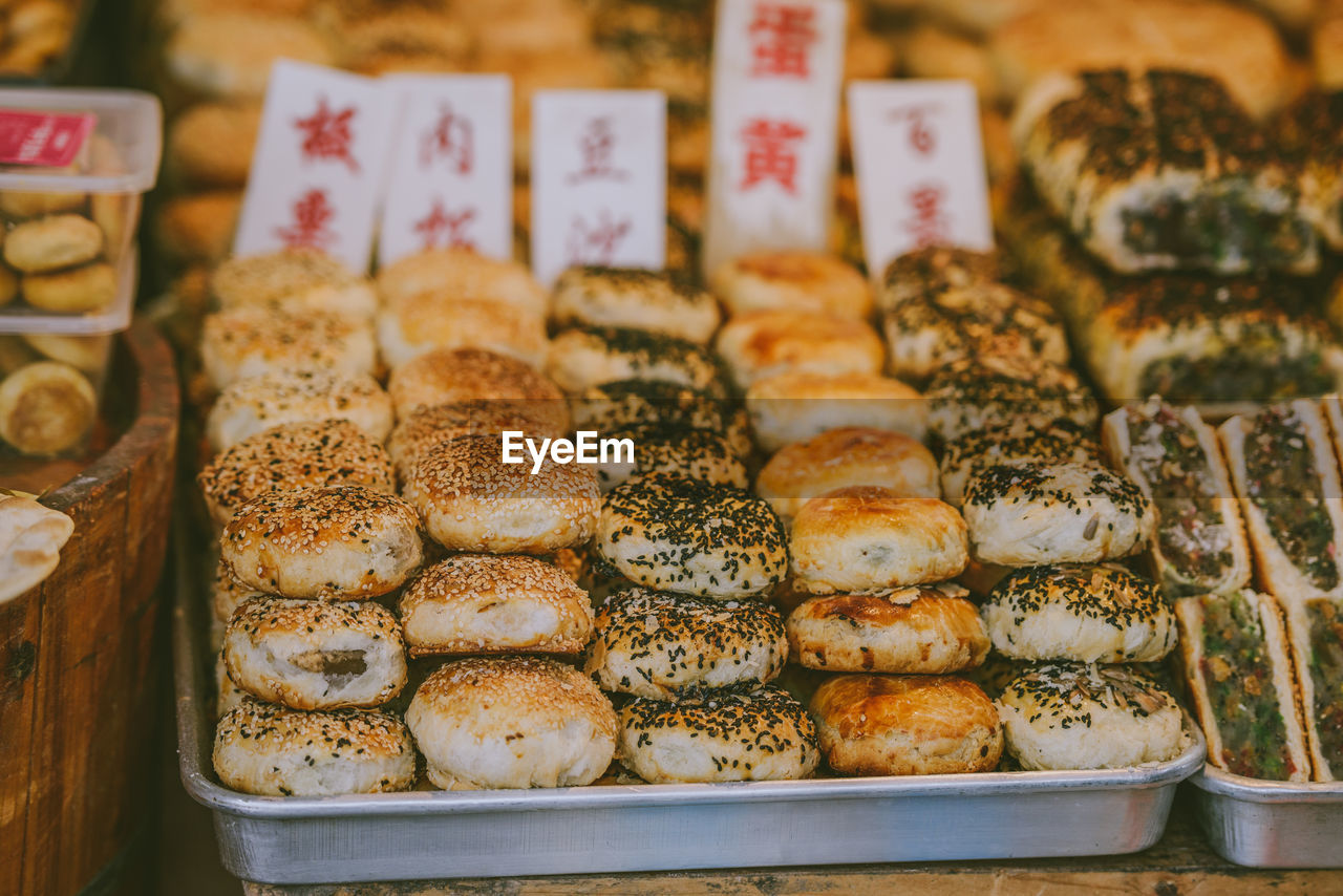 HIGH ANGLE VIEW OF FOOD FOR SALE AT MARKET STALL