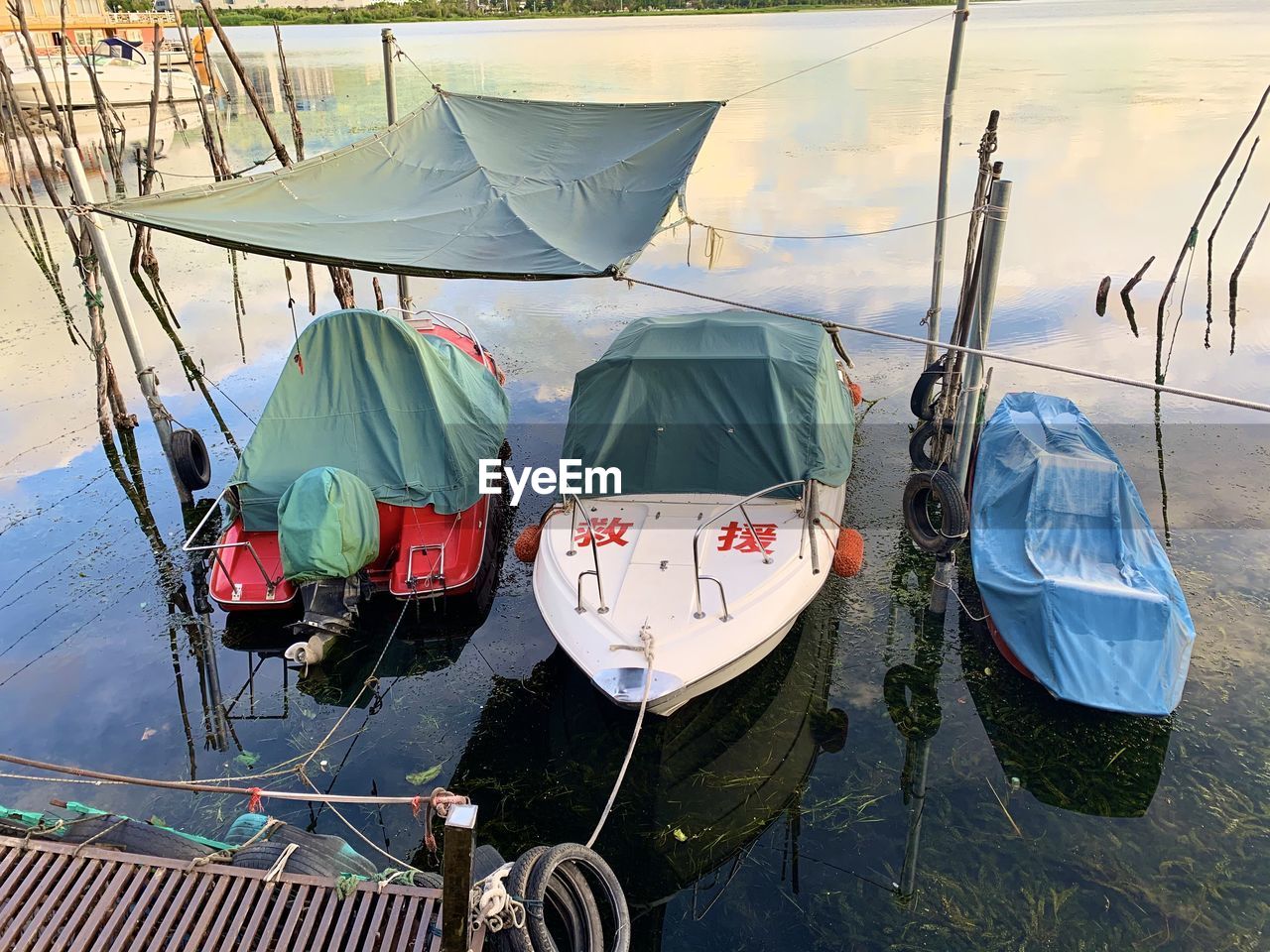 HIGH ANGLE VIEW OF BOATS MOORED IN LAKE