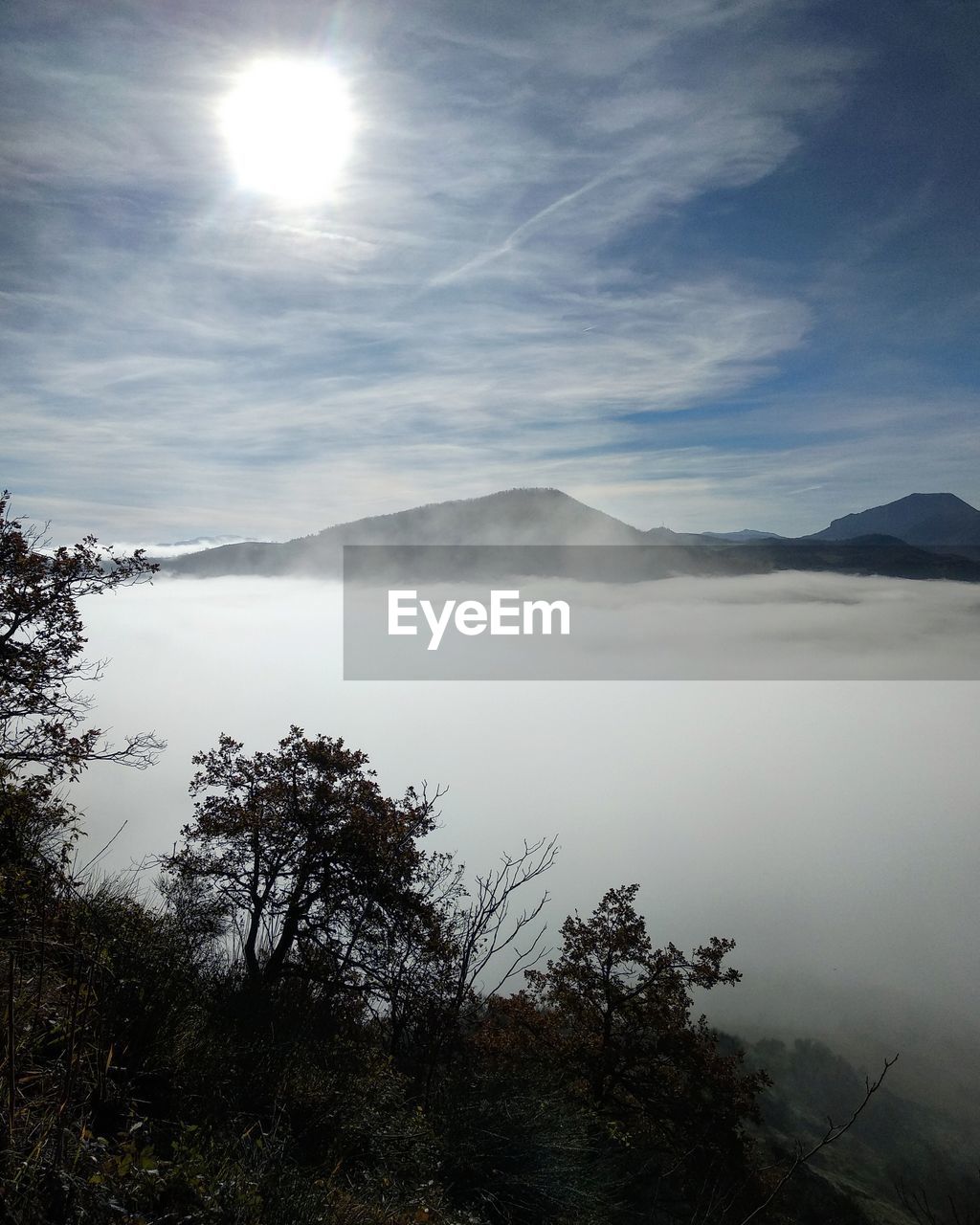 SCENIC VIEW OF LAKE AND MOUNTAINS AGAINST BRIGHT SKY