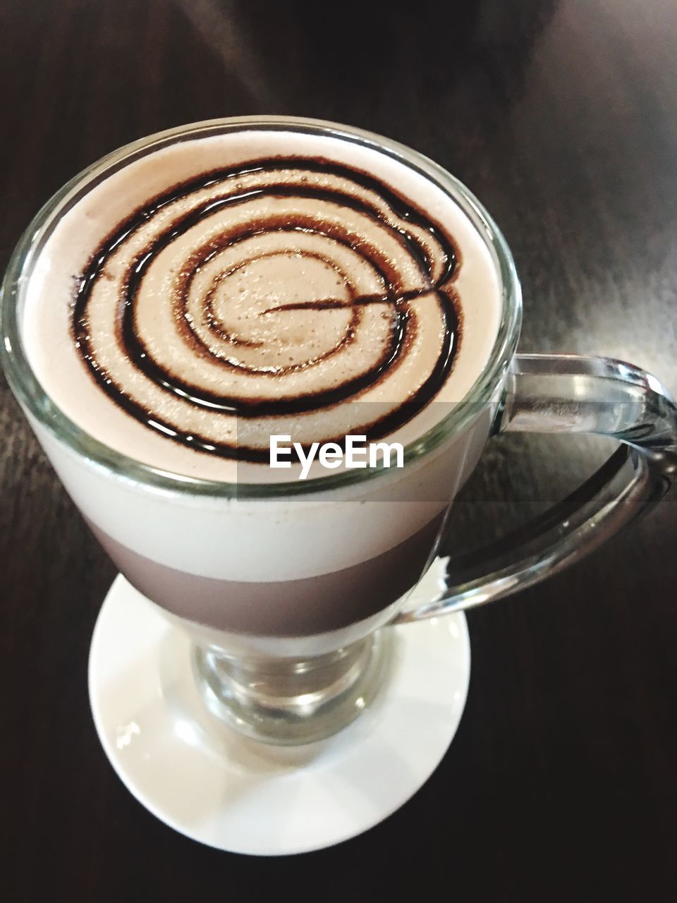 HIGH ANGLE VIEW OF COFFEE IN CUP ON TABLE